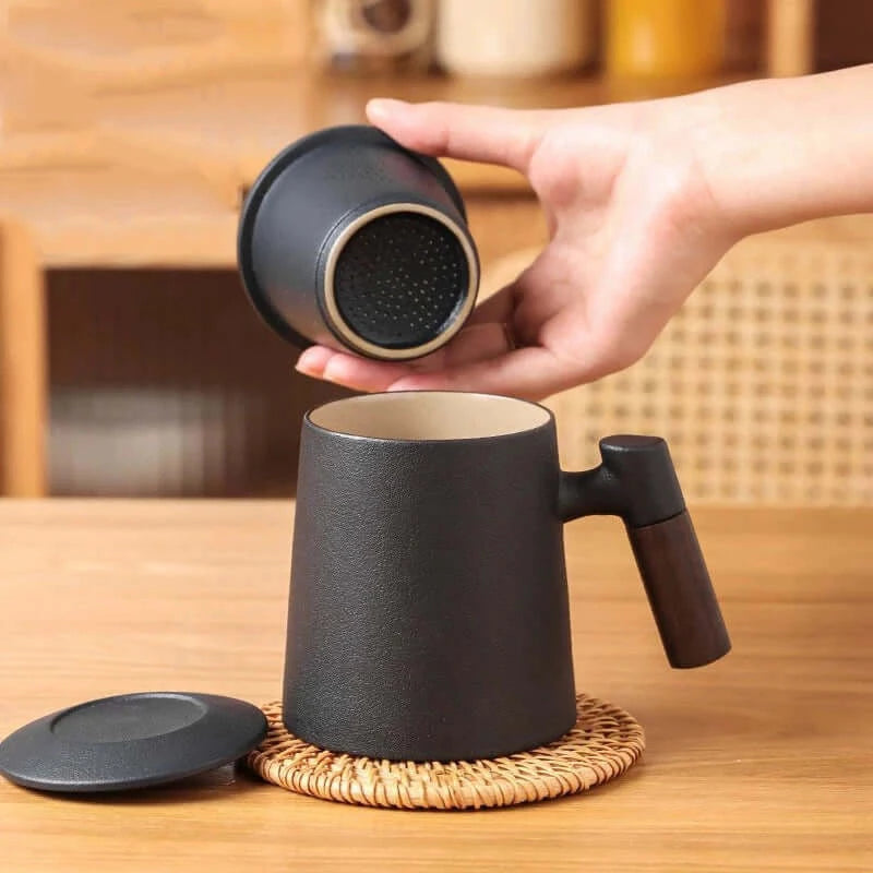 Mug with Lid, strainer & wooden handle. A tea pot in a cup | Shop Now
